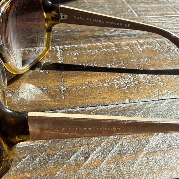 Stylish Tortoiseshell Sunglasses - Picture 2 of 9